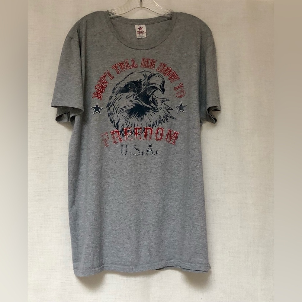 Spirit Of America gray tee w graphic print and bold eagle.Sz XL,ptp 33”, 28”long